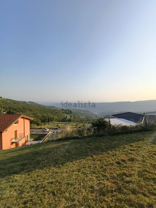 terreno in vendita a Grezzana in zona Azzago