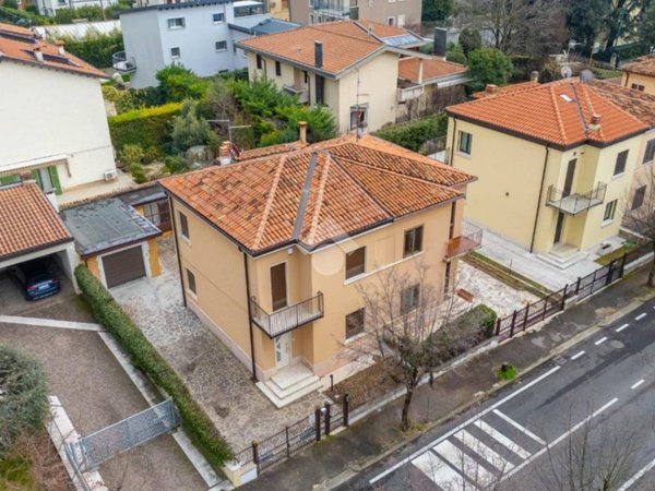 casa indipendente in vendita a Grezzana