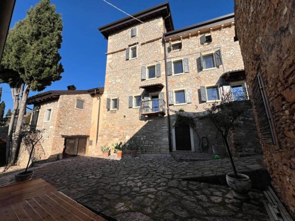 casa indipendente in vendita a Grezzana