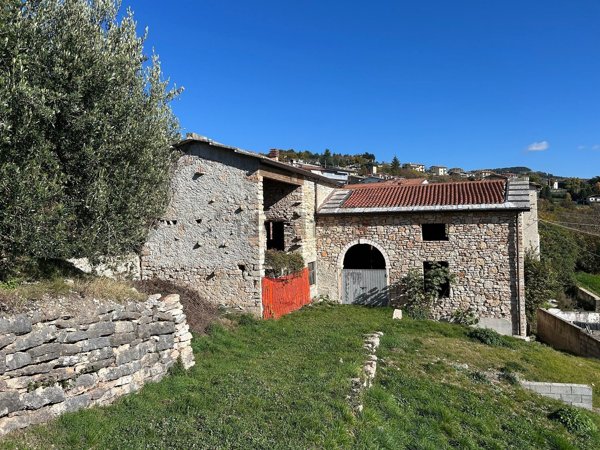 casale in vendita a Grezzana in zona Rosaro