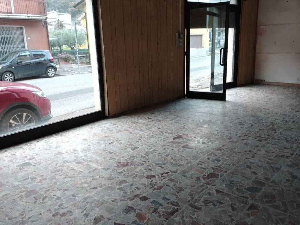 negozio in vendita a Grezzana in zona Lugo