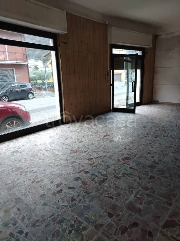 negozio in vendita a Grezzana in zona Lugo