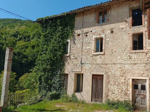 casa indipendente in vendita a Grezzana in zona Stallavena