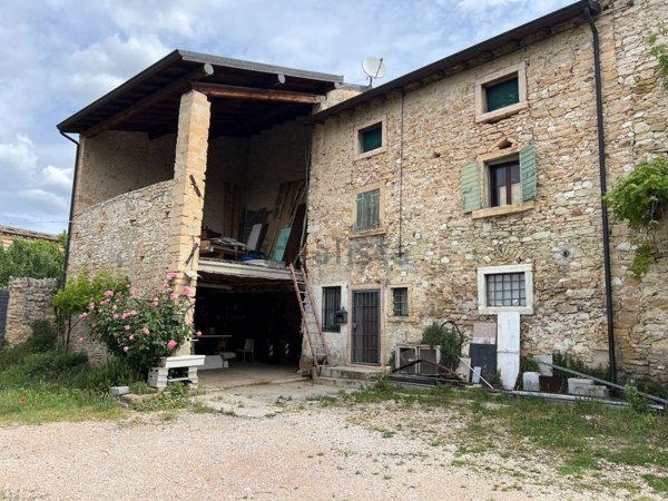 casale in vendita a Grezzana in zona Romagnano