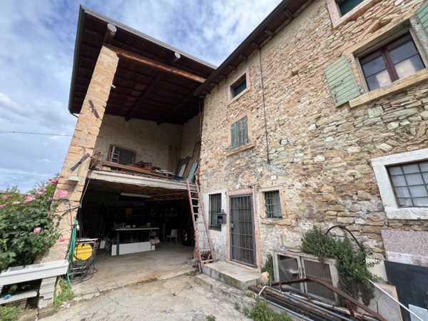 casale in vendita a Grezzana in zona Romagnano