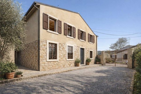 casa indipendente in vendita ad Illasi in zona Cellore