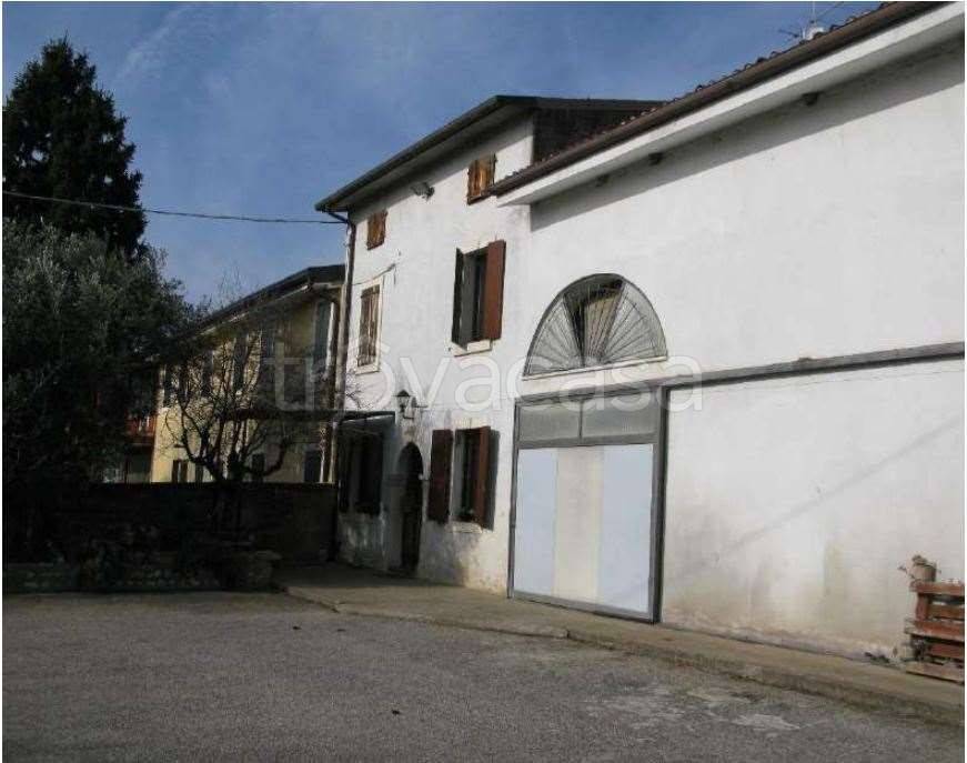 casa indipendente in vendita ad Illasi in zona Donzellino