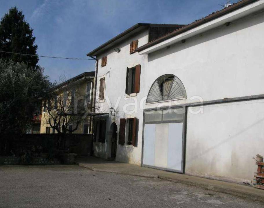 casa indipendente in vendita ad Illasi in zona Donzellino