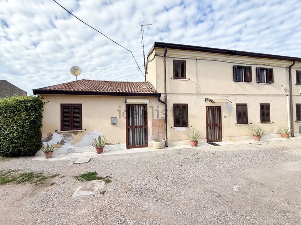 casa indipendente in vendita ad Isola della Scala in zona Pellegrina