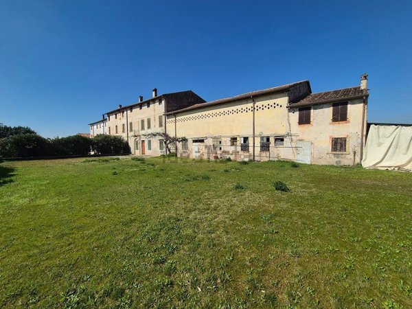 casale in vendita ad Isola della Scala in zona Caselle