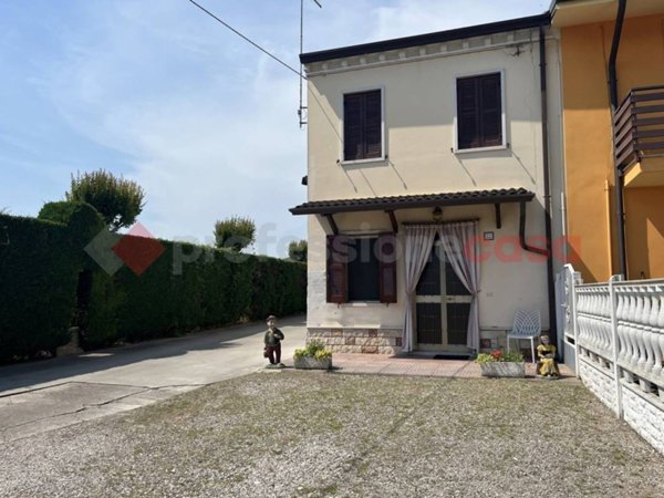 casa indipendente in vendita ad Isola della Scala in zona Tarmassia