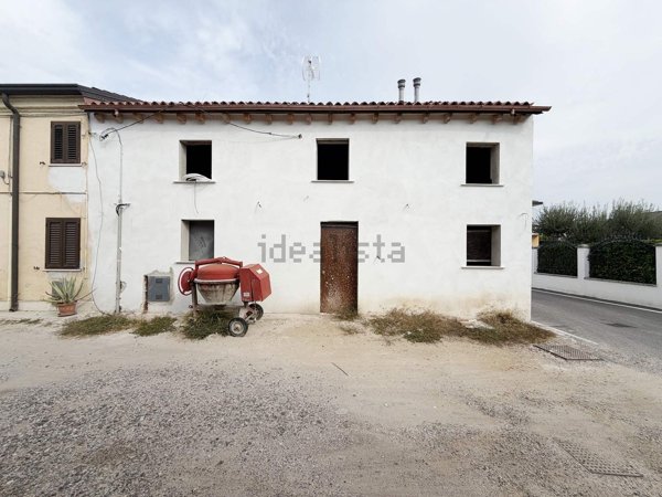 casa indipendente in vendita ad Isola della Scala in zona Pellegrina