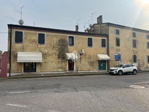 locale commerciale in vendita ad Isola Rizza