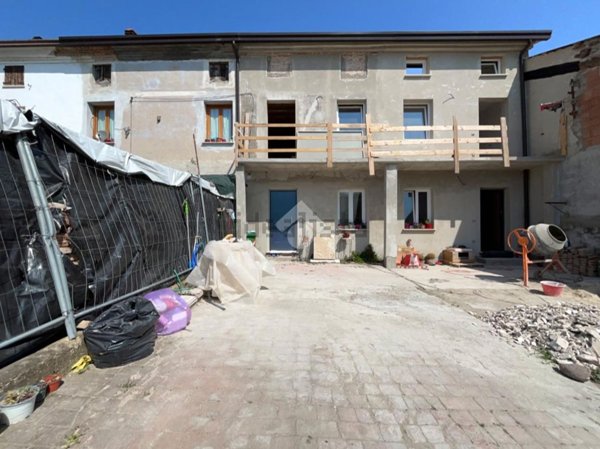 quadrivano in vendita ad Isola Rizza