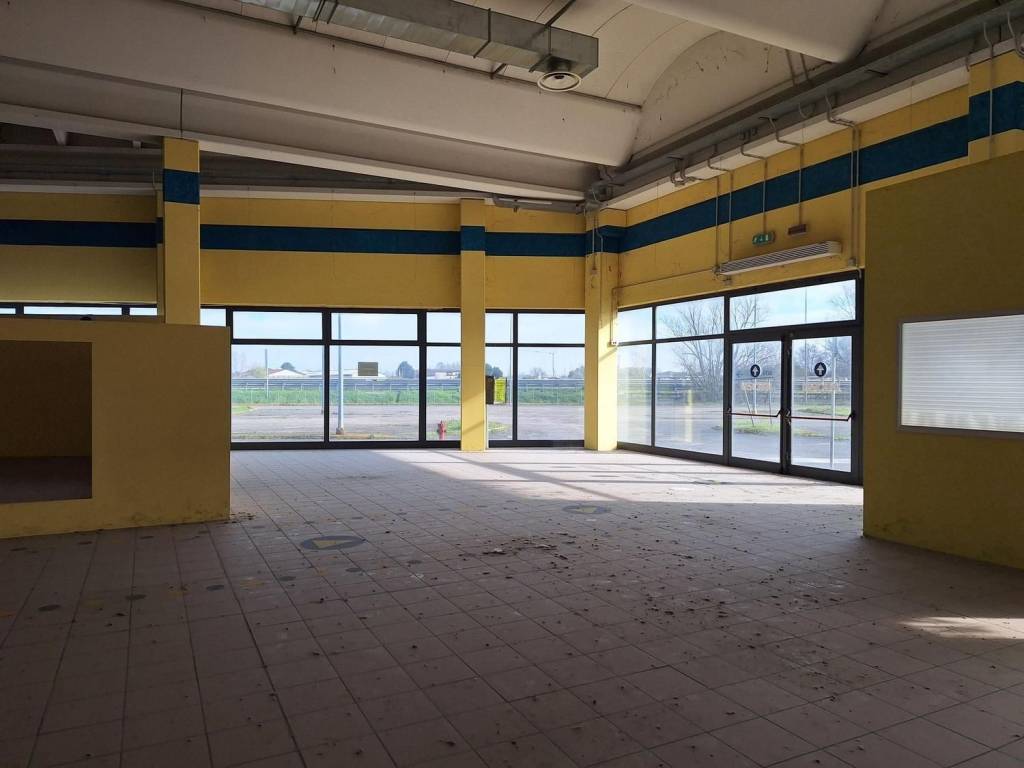 locale commerciale in vendita ad Isola Rizza