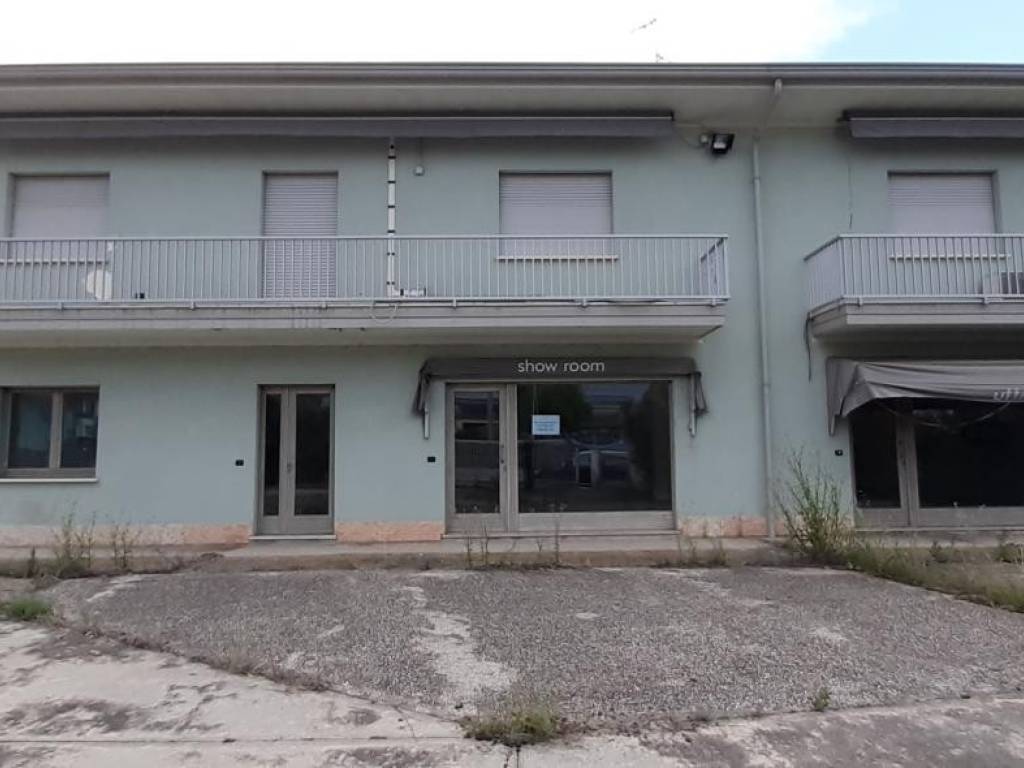 locale commerciale in vendita ad Isola Rizza