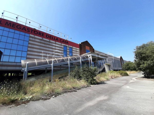 locale commerciale in vendita a Lavagno