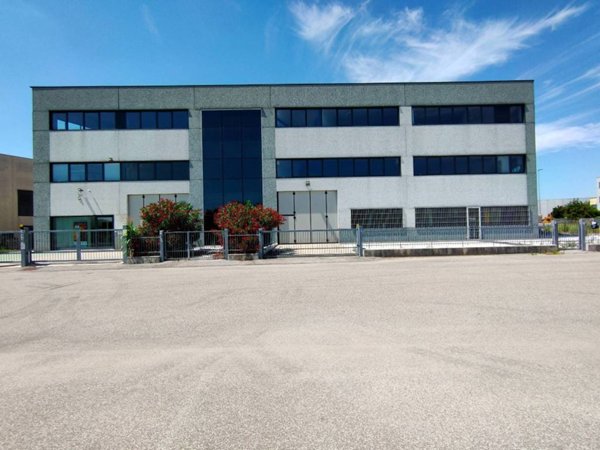 locale commerciale in vendita a Lavagno in zona Vago