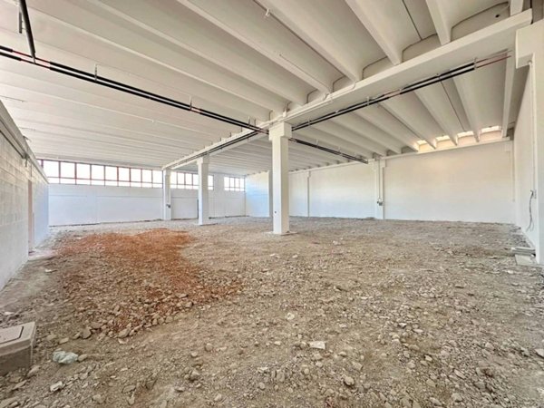 locale commerciale in vendita a Lavagno in zona Vago