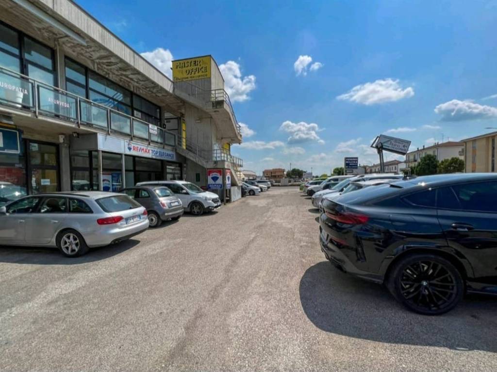 negozio in vendita a Lavagno in zona Vago