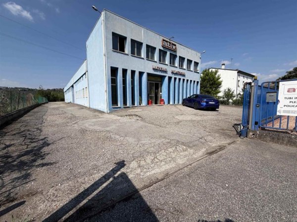 locale commerciale in vendita a Lavagno in zona Vago