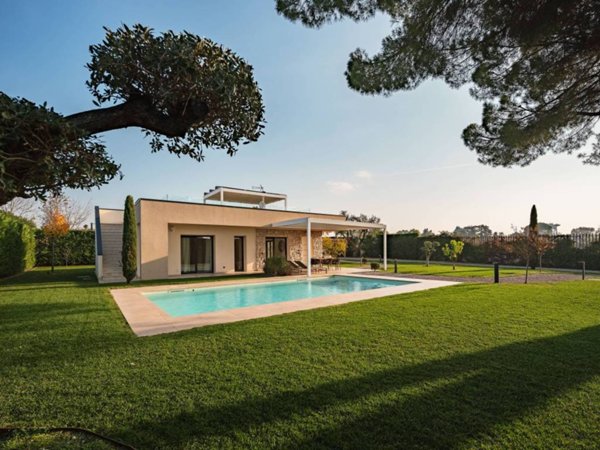 casa indipendente in vendita a Lazise in zona Pacengo