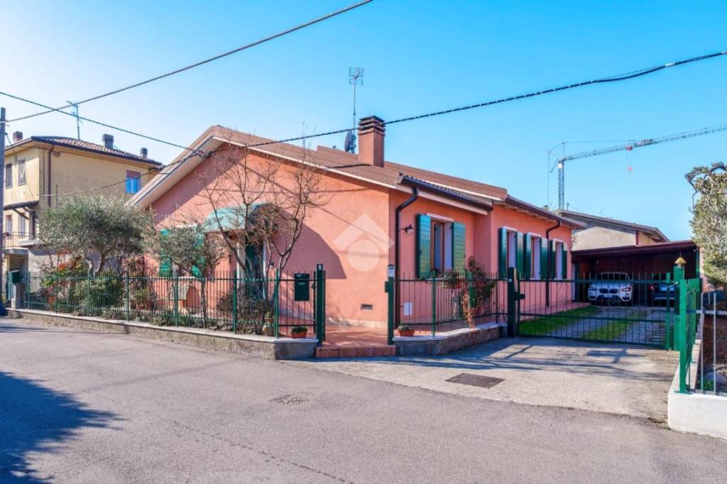 casa indipendente in vendita a Lazise in zona Colà