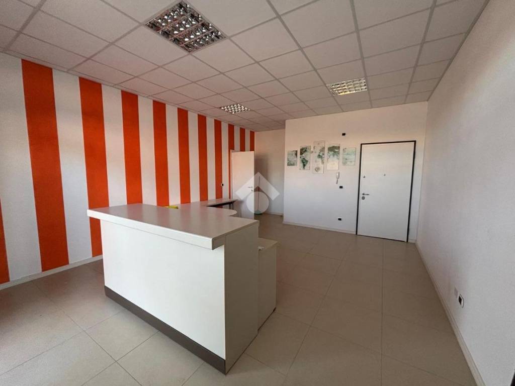 ufficio in vendita a Lazise in zona Colà