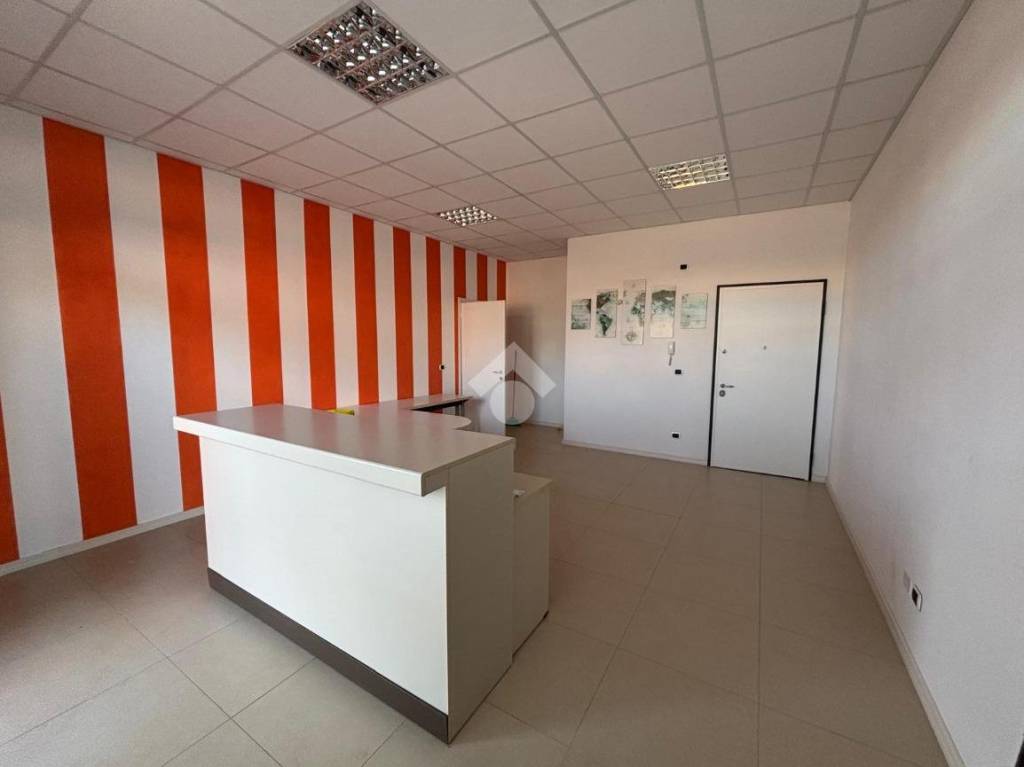 ufficio in vendita a Lazise in zona Colà