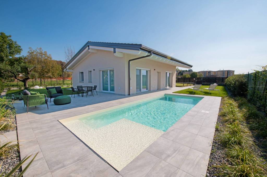 casa indipendente in vendita a Lazise in zona Colà