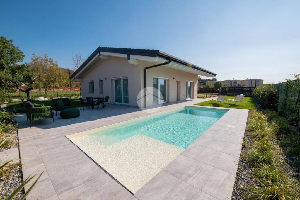 casa indipendente in vendita a Lazise in zona Colà