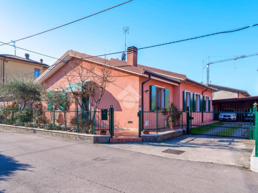 casa indipendente in vendita a Lazise in zona Colà