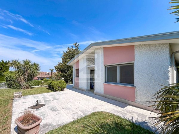 casa indipendente in vendita a Lazise in zona Pacengo