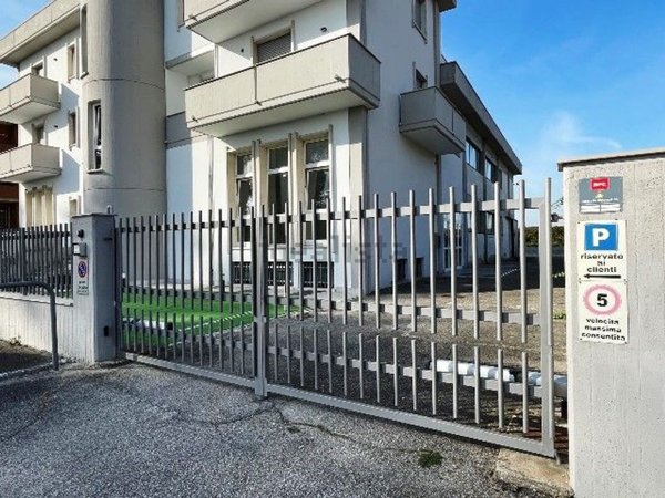 locale commerciale in vendita a Legnago in zona Porto