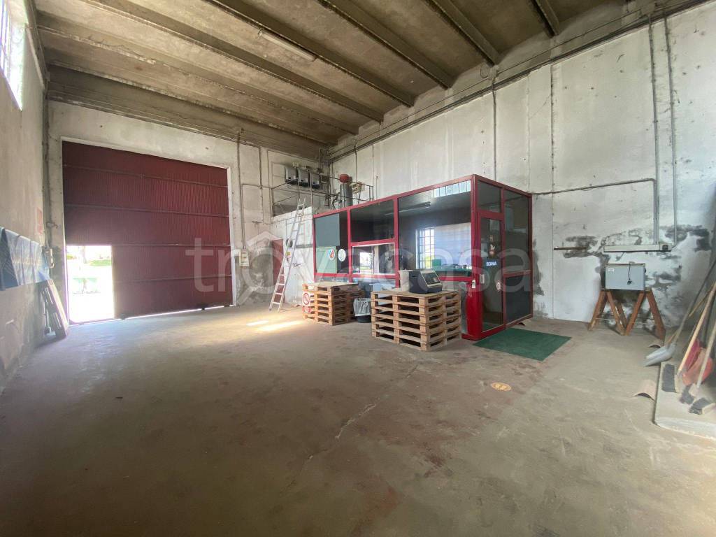 locale commerciale in vendita a Legnago in zona Vangadizza