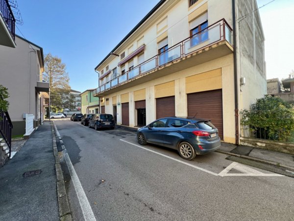 locale commerciale in vendita a Legnago in zona Porto