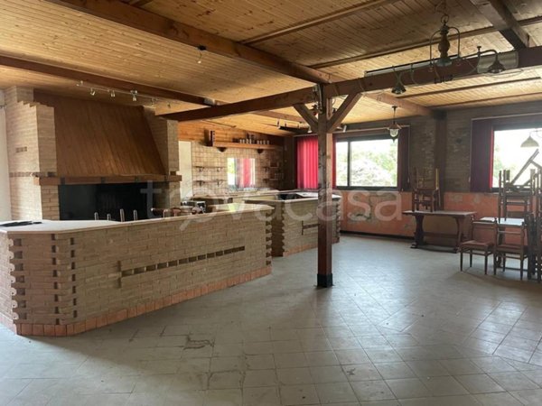 negozio in vendita a Legnago in zona Porto