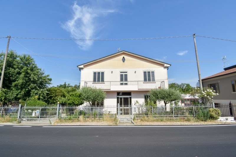 casa indipendente in vendita a Legnago in zona Porto
