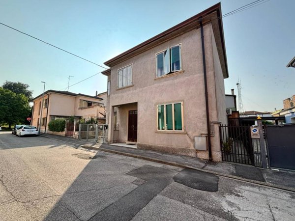 casa indipendente in vendita a Legnago in zona Porto