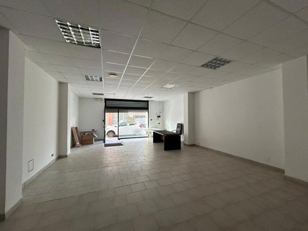 negozio in vendita a Legnago in zona Porto