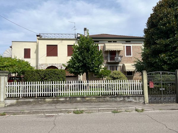 casa indipendente in vendita a Legnago in zona San Pietro