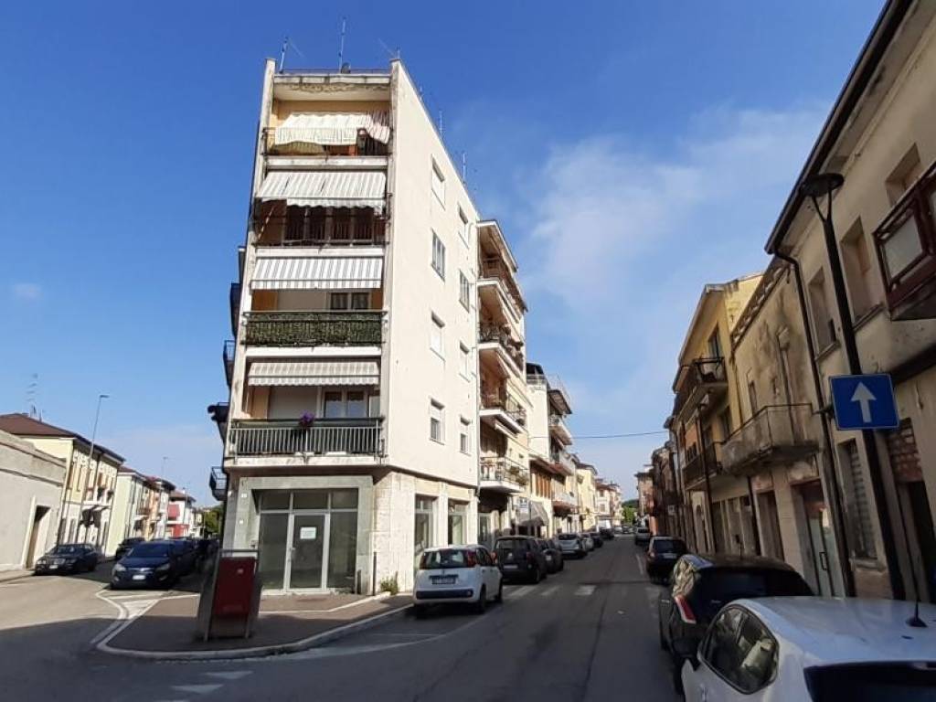 negozio in vendita a Legnago