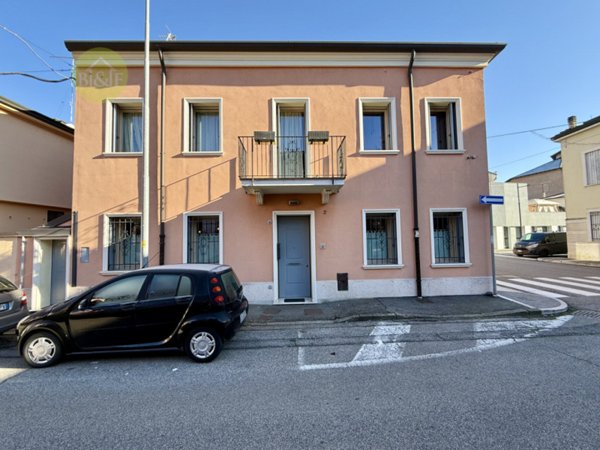 casa semindipendente in vendita a Legnago in zona Porto