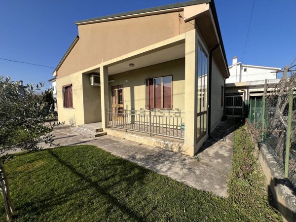 casa indipendente in vendita a Legnago in zona Terranegra