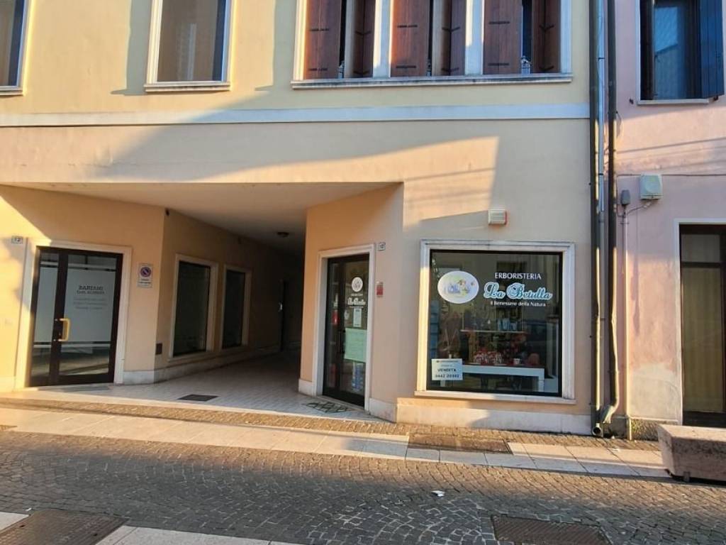 negozio in vendita a Legnago in zona Porto