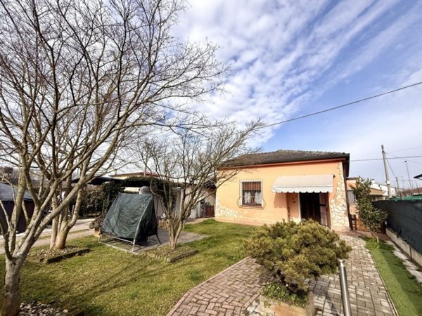 casa indipendente in vendita a Legnago in zona Terranegra