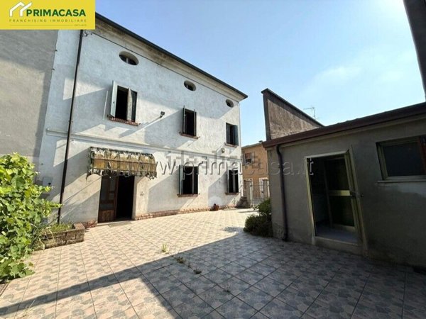 casa indipendente in vendita a Legnago in zona Porto
