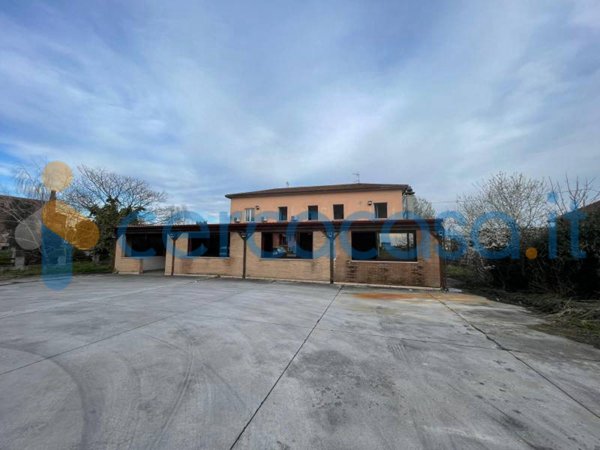 negozio in vendita a Legnago in zona Porto