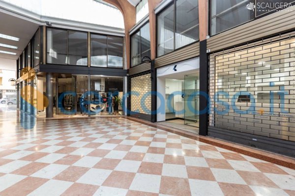 negozio in vendita a Legnago in zona Porto