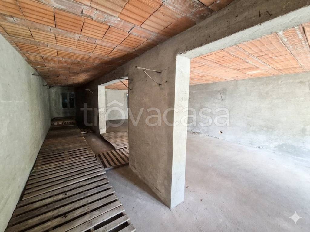locale commerciale in vendita a Legnago in zona Porto